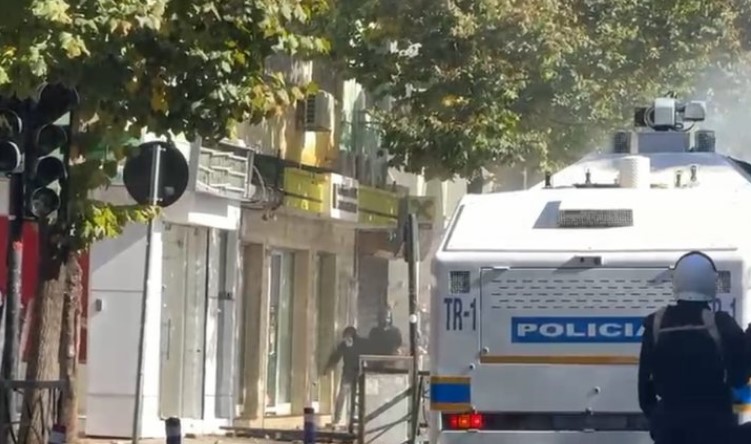 Thyerja dhe djegia e filialeve në Tiranë gjatë protestës së dhunshme  reagon Shoqata e Bankave  Dënojmë dhunën dhe dëmtimet ndaj degëve 