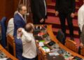 Sulmuan me ujë e vezë drejt Ramës gjatë votimit për Territorialen në Kuvend, grupi i PS kërkon përjashtimin e Bardhit dhe Balliut me 60 ditë