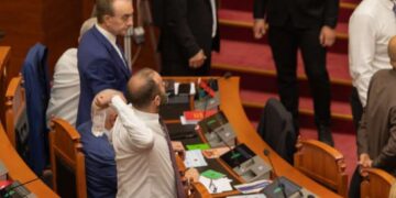 Sulmuan me ujë e vezë drejt Ramës gjatë votimit për Territorialen në Kuvend, grupi i PS kërkon përjashtimin e Bardhit dhe Balliut me 60 ditë (FOTO)