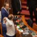 Sulmuan me ujë e vezë drejt Ramës gjatë votimit për Territorialen në Kuvend, grupi i PS kërkon përjashtimin e Bardhit dhe Balliut me 60 ditë (FOTO)