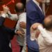 Sulmuan me ujë e vezë drejt Ramës gjatë votimit për Territorialen në Kuvend, grupi i PS kërkon përjashtimin e Bardhit dhe Balliut me 60 ditë (FOTO)