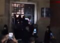 VIDEO/ Protestuesit mësyjnë në Bashkinë e Tiranës, shqyejnë derën, shkatërrojnë dhe ndezin zjarr! Policia arreston disa prej tyre (FOTO)