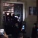 VIDEO/ Protestuesit mësyjnë në Bashkinë e Tiranës, shqyejnë derën, shkatërrojnë dhe ndezin zjarr! Policia arreston disa prej tyre (FOTO)