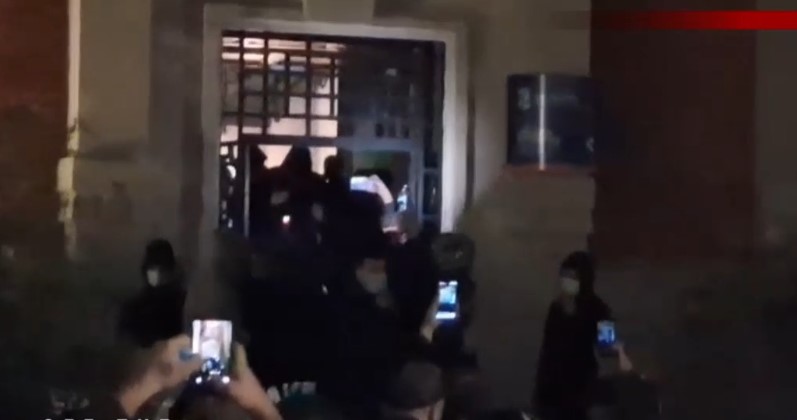VIDEO  Protestuesit mësyjnë në Bashkinë e Tiranës  shqyejnë derën  shkatërrojnë dhe ndezin zjarr  Policia arreston disa prej tyre  FOTO 