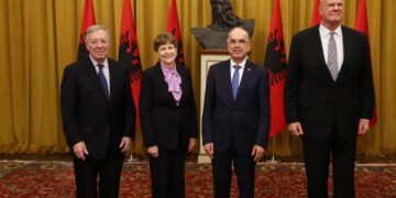“Mundësi bashkëpunimi në shumë fusha”- Presidenti Begaj dekoron dy senatorët amerikanë me “Urdhrin e Shqiponjës”: Aleanca jonë, më e fortë se kurrë!