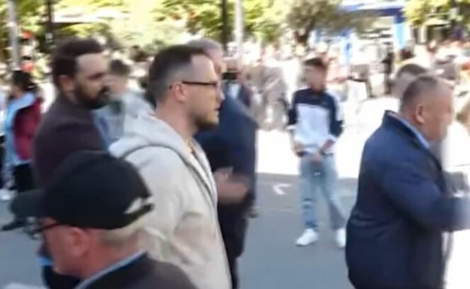 U përzu nga protestuesit  Belind Këlliçi revoltohet  Ata janë të paguar 