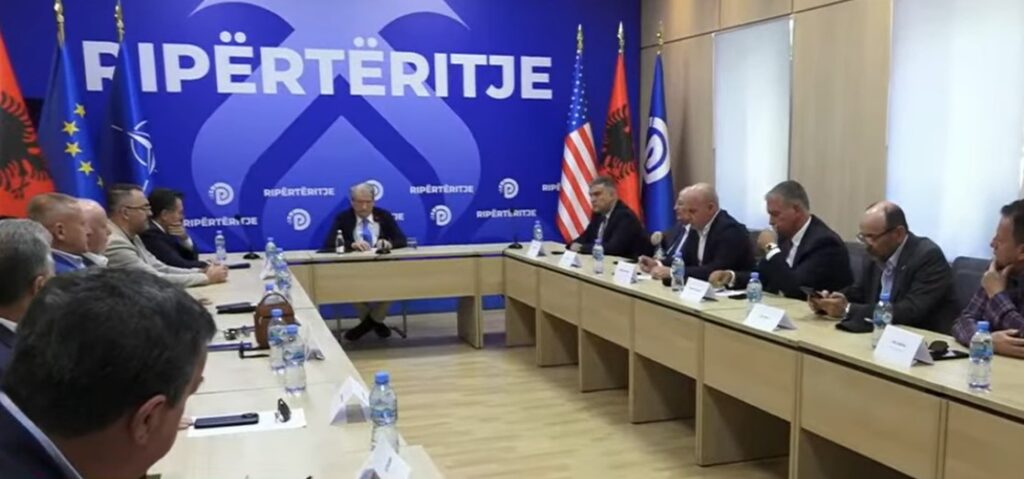 “S’e di se si mund të bllokohet me 83 mandate!”- Berisha mati ‘pulsin’ e aleatëve, por ata ia thanë kritikat në sy! Replikat e forta në selinë blu për bojkotin, protestat e reformën