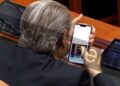 ‘Fytyra’ tjetër e Kuvendit/ Nga teoritë konspirative në TikTok, te dhunimi i Ramës në 97-ën, ja çfarë shikonte Berisha në iPad gjatë kaosit në sallë? (VIDEO)