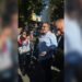 Protestuesit përzënë Edi Palokën dhe e lagin me ujë: Rama në burg, Berisha në burg!