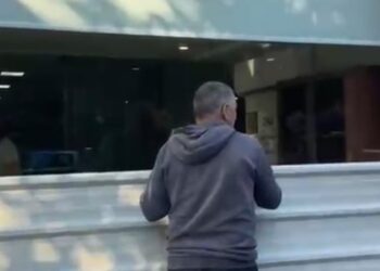 Protestat e dhunshme, bizneset në Tiranë marrin masa sigurie dhe forcojnë subjektet me mbrojtëse hekuri në dritare