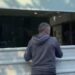 Protestat e dhunshme, bizneset në Tiranë marrin masa sigurie dhe forcojnë subjektet me mbrojtëse hekuri në dritare