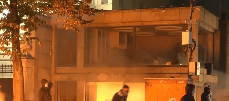 VIDEO  Protestuesit kalojnë në fazën tjetër të dhunës  pas shkatërrimit i vënë edhe zjarrin bizneseve  FOTO 