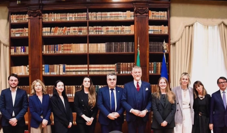 Italia nderon ministrin Blendi Gonxhja me çmimin  Luani i Artë për Merita   Kultura  urë bashkëpunimi mes vendeve tona 