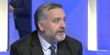 Klosi ndan protestën në dy faza: Ditën studentët paqësorë, natën personat me kapuç që hedhin gurë!