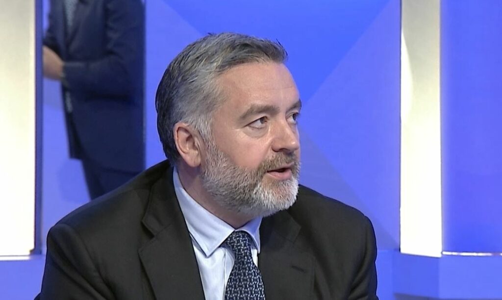 Klosi ndan protestën në dy faza: Ditën studentët paqësorë, natën personat me kapuç që hedhin gurë!