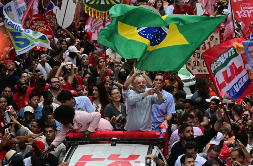 Paradoksi që po  trondit  Brazilin  Pse të varfrit po braktisin Lulën dhe po mbështesin Bolsonaro n 