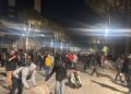 Protestuesit sulmojnë me fishekzjarre para Kryeministrisë, Policia u bën apel: Largoni fëmijët nga rruga dhe ndaloni veprimet e dhunshme!