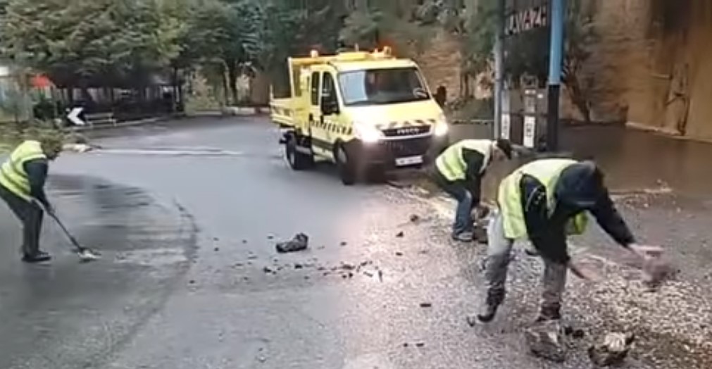 Moti i keq  Reshjet e shiut shkaktojnë rënie gurësh në aksin Burrel Skuraj  rrezik për drejtuesit e mjeteve