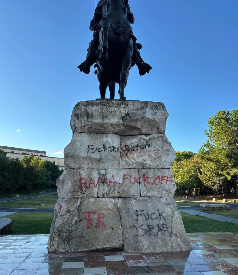 FOTO LAJM  Vandalët përdhosin monumentin e Skënderbeut në qendër të Tiranës 