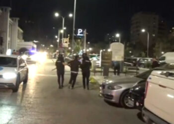 Pas dhunës në protestë, policia zbarkon në disa zona të Tiranës, nis shoqërimet e protestuesve