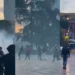 Situatë e tensionuar/ Përplasje mes policisë dhe protestuesve në sheshin Skënderbej, “breshëri” fishekzjarrësh në drejtim të efektivëve