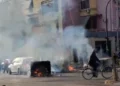 Protestuesit bllokojnë kryqëzimin e 21 Dhjetorit, digjen koshat në mes të rrugës