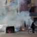 Protestuesit bllokojnë kryqëzimin e 21 Dhjetorit, digjen koshat në mes të rrugës