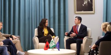“Kur ato janë të pavarura, familjet bëhen më të forta”- Ambasadorja e BE viziton Elbasanin: Pasuritë e konfiskuara nga krimi, kthehen në mundësi për gratë!