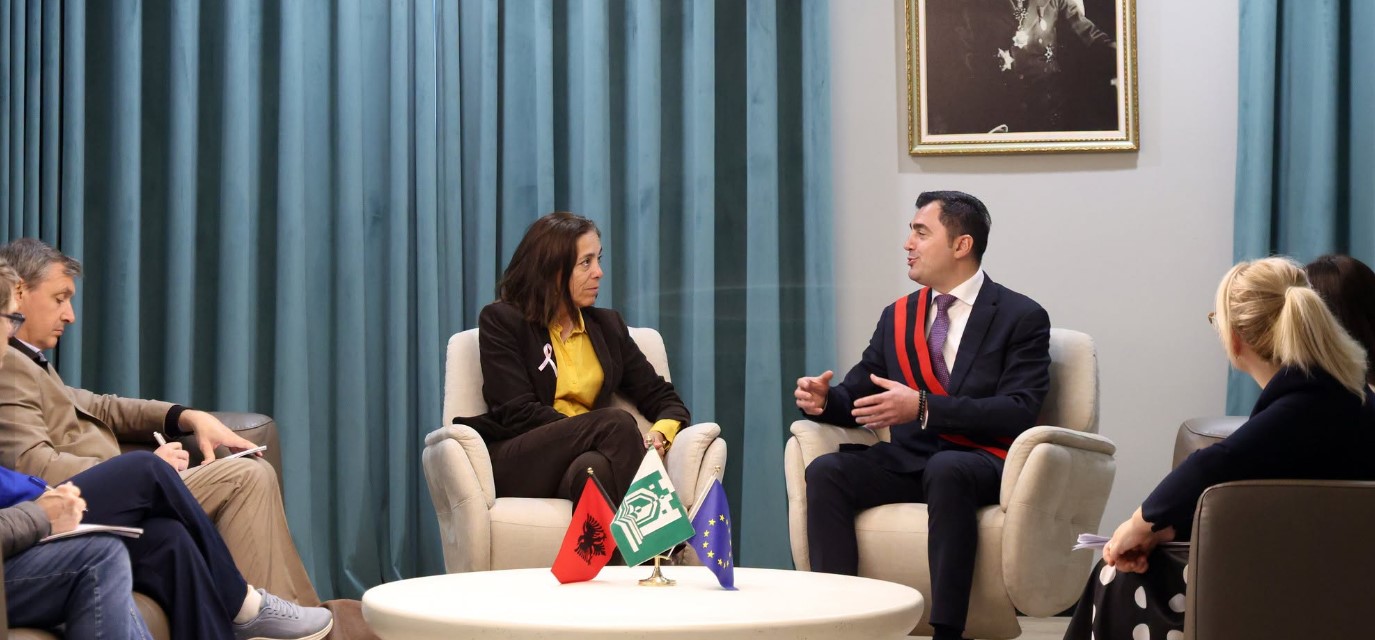  Kur ato janë të pavarura  familjet bëhen më të forta   Ambasadorja e BE viziton Elbasanin  Pasuritë e konfiskuara nga krimi  kthehen në mundësi për gratë 