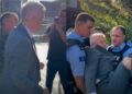 VIDEO/ Tensione në Kosovë, deputeti i VV-së tentoi të dilte nga Kuvendi, protestuesit e kthejnë me forcë brenda gardhit!