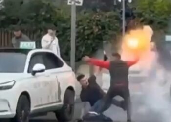 Derbi Partizani-Tirana fut kryeqytetin në kaos, përplasje me flakadanë mes tifozëve! Policia blindon rrugët, ja akset që bllokohen
