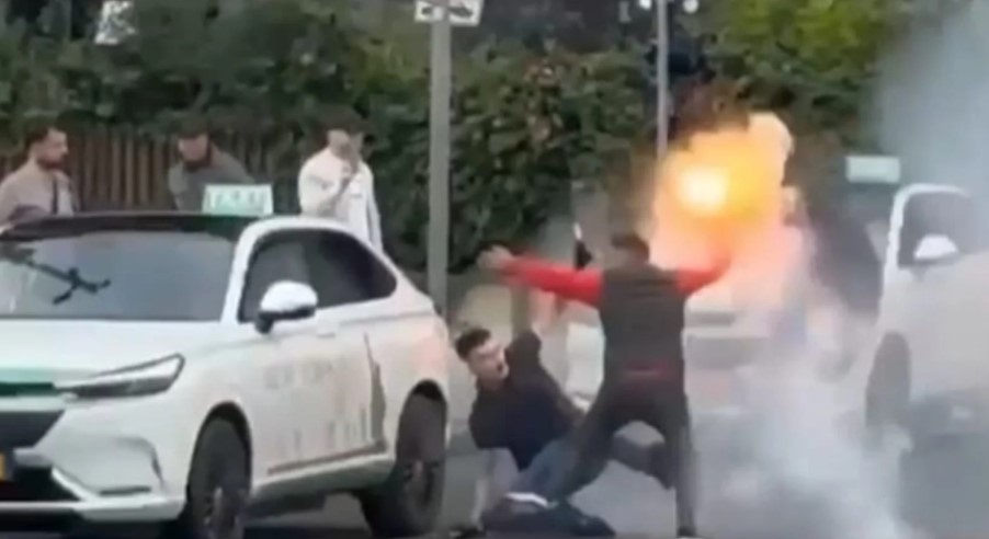 Derbi Partizani Tirana fut kryeqytetin në kaos  përplasje me flakadanë mes tifozëve  Policia blindon rrugët  ja akset që bllokohen
