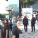 Protestuesit rikthehen te Rruga e Durësit, Policia i përgjigjet me gaz dhe ujë! Hidhen sende të forta drejt efektivëve
