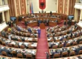 Tensione enë sallën e Kuvendit, Garda i afrohet foltores, deputetët e opozitës në këmbë