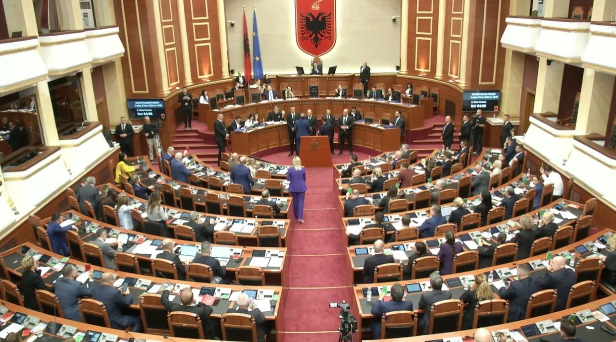 Tensione enë sallën e Kuvendit  Garda i afrohet foltores  deputetët e opozitës në këmbë