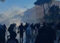 Protestuesit shkulën edhe stacionin e urbanit pranë Kryeministrisë!
