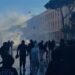 Protestuesit shkulën edhe stacionin e urbanit pranë Kryeministrisë!