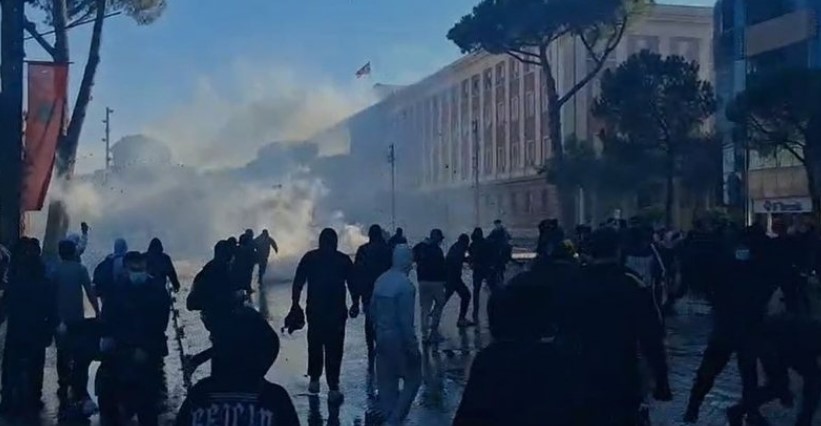 Protestuesit shkulën edhe stacionin e urbanit pranë Kryeministrisë 