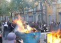 Një grup të rinjsh të maskuar i vënë zjarrin dy koshave të plehrave te Ministria e Arsimit, ndiqen edhe flakadanë! Policia në gadishmëri, i paralajmëron