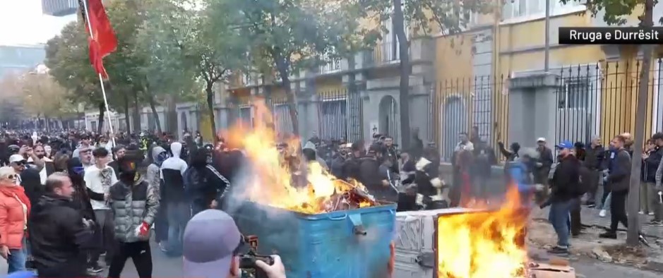 Një grup të rinjsh të maskuar i vënë zjarrin dy koshave të plehrave te Ministria e Arsimit  ndizen edhe flakadanë  Policia në gadishmëri  i paralajmëron  FOTO 