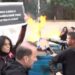 Protestuesit i vënë flakën koshit të mbeturinave pranë hyrjes së Ministrisë së Arsimit, Policia e pozicionuar në rrugicë