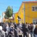 Protesta në Korçë, gjimnazistët thyejnë me gurë xhamat e shkollës dhe dëmtojnë dyert! Sulmohet edhe Drejtoria Arsimore Korçë