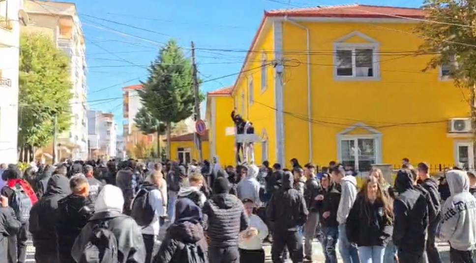 Protesta në Korçë  gjimnazistët thyejnë me gurë xhamat e shkollës dhe dëmtojnë dyert  Sulmohet edhe Drejtoria Arsimore Korçë