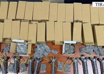 Do furnizonin të rinjtë dhe të miturit për protestën e dhunshme, zbulohet magazina me dronë, saçme, pajisje përgjimi, e llastiqe! Arrestohet 23-vjeçari
