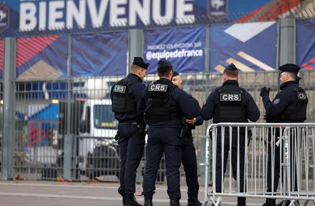 shtyhen-disa-ndeshje-futbolli-ne-france-shkak-protestat-e-dhunshme-te-te-rinjve