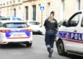Sulmohet një grua në Paris, plagoset me thikë në sy të vajzës së saj 6-vjeçare! Autori në arrati