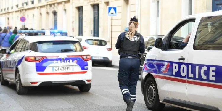 Sulmohet një grua në Paris, plagoset me thikë në sy të vajzës së saj 6-vjeçare! Autori në arrati
