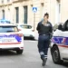 Sulmohet një grua në Paris, plagoset me thikë në sy të vajzës së saj 6-vjeçare! Autori në arrati