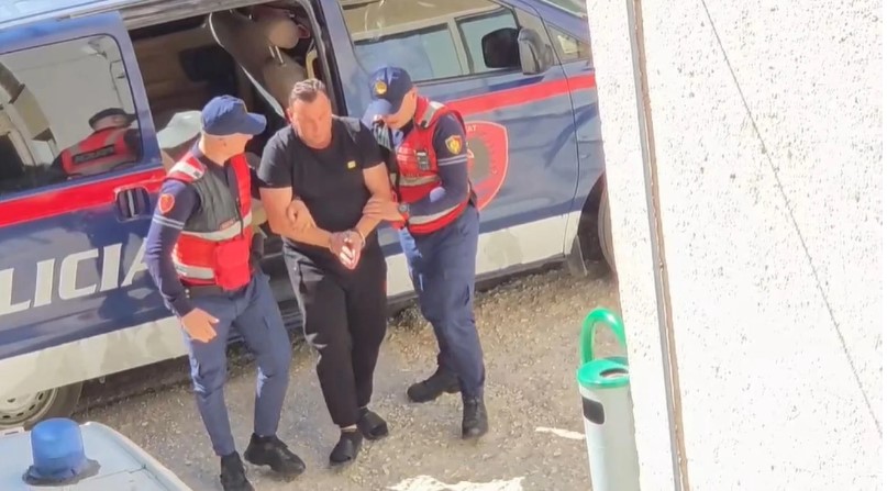 U arrestua pas denoncimit të të miturave për ngacmim e përndjekje  këngëtari Erind Xhaferi del për masë para Gjykatës së Fierit