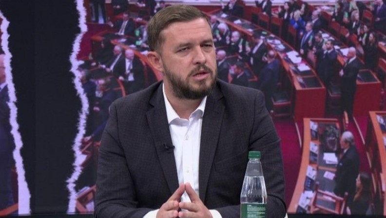  Skena të turpshme   Deputeti i PS për ngjarjet sot në Kuvend  Opozita s ka argumente  Dhuna në Parlament  pasqyrë e asaj që ndodh në rrugë 